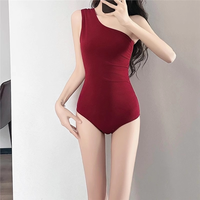 红色单肩简约复古连体泳衣女韩国ins性感小胸度假网红海边高级感