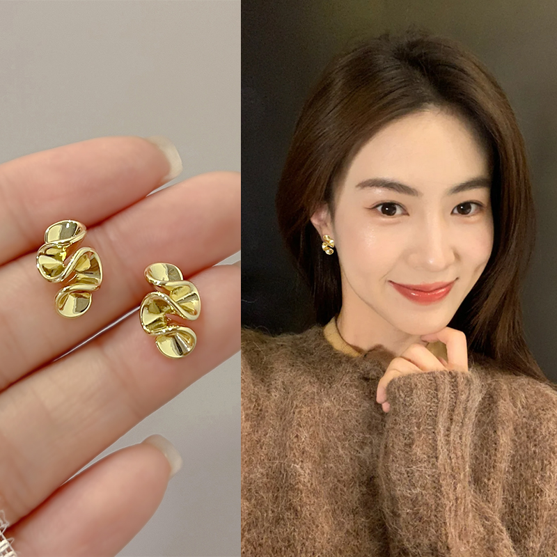 金色小众褶皱花朵耳环