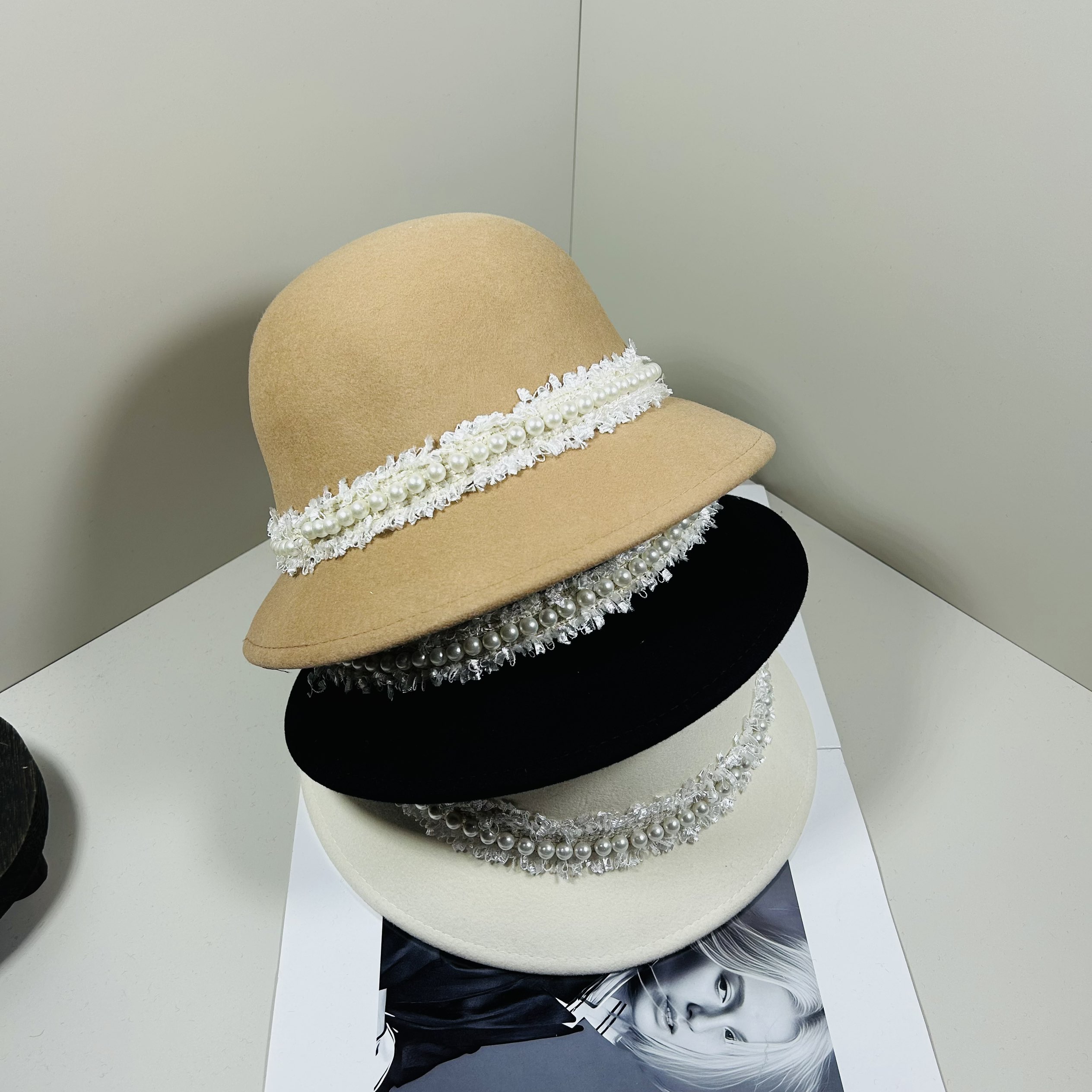 法式名媛白色珍珠羊毛渔夫帽女