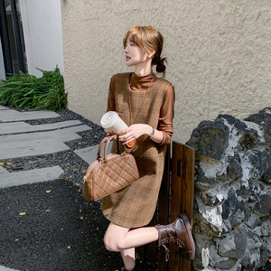 韩版气质毛呢背心连衣裙女2025年春秋季新款显瘦打底衫图片