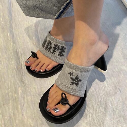 GRAPE灰色涂鸦印花高跟拖鞋