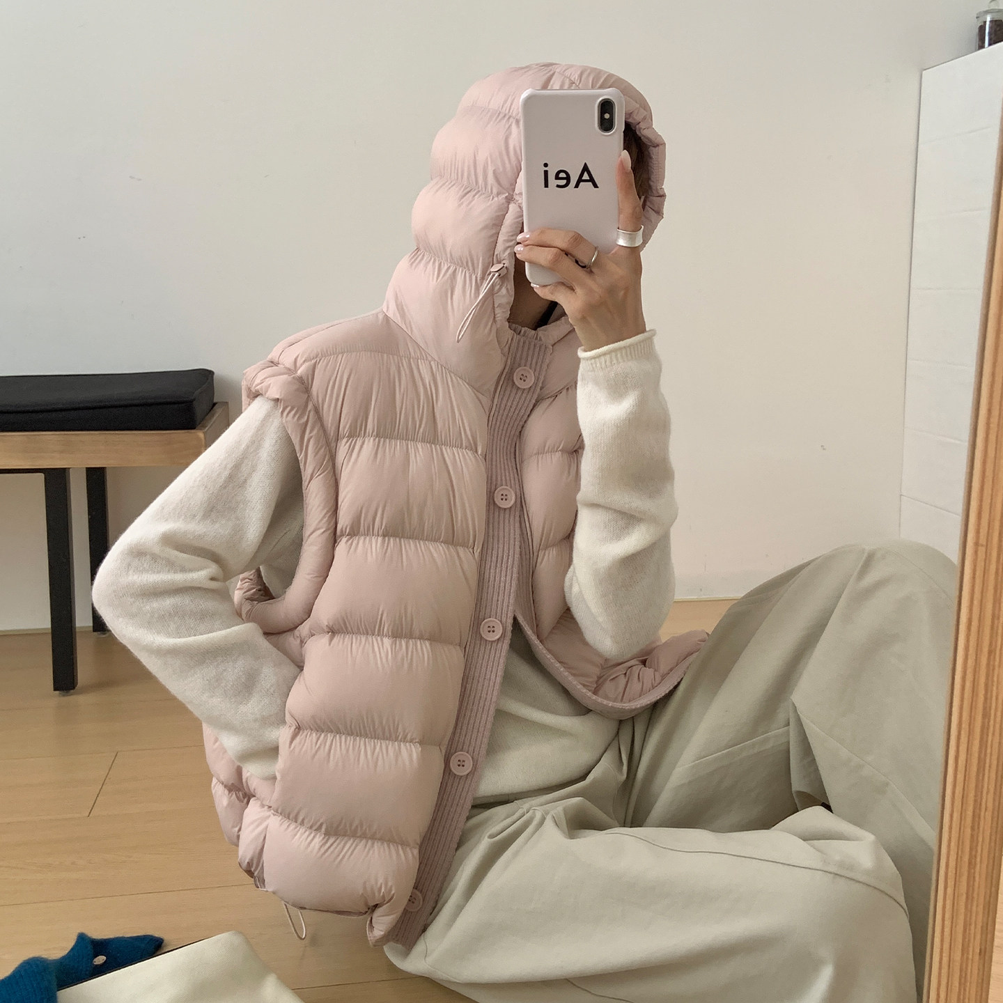韩系针织拼接短款连帽羽绒马甲女图片