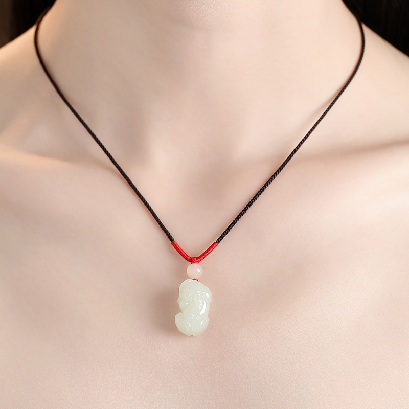 和田玉霸王貔貅小吊坠