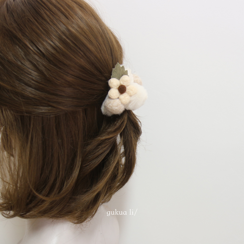 GUKUALI米白毛绒花女扎马尾新款秋冬鲨鱼夹扎丸子头毛绒花朵抓夹