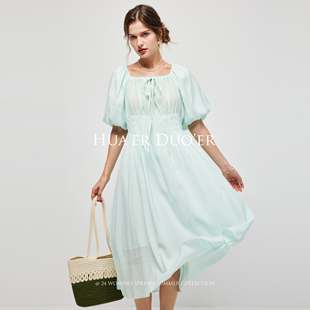Hua'erDuo'er2024夏季新款设计感法式方领泡泡袖纯色收腰连衣裙