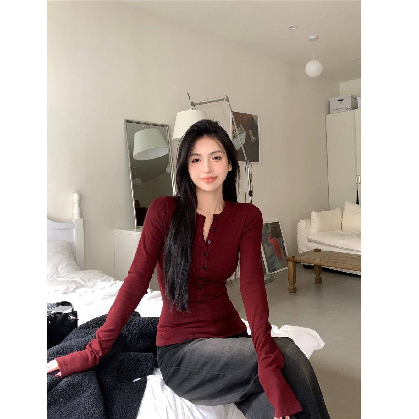 2025新款酒红色V领内搭长袖打底衫女修身显瘦设计感纽扣上衣通勤,女装/女士精品,大码内搭,淘宝优惠券,粉丝福利购,淘宝优惠卷