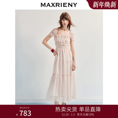 立体织带装饰	胸口钉珍珠装饰