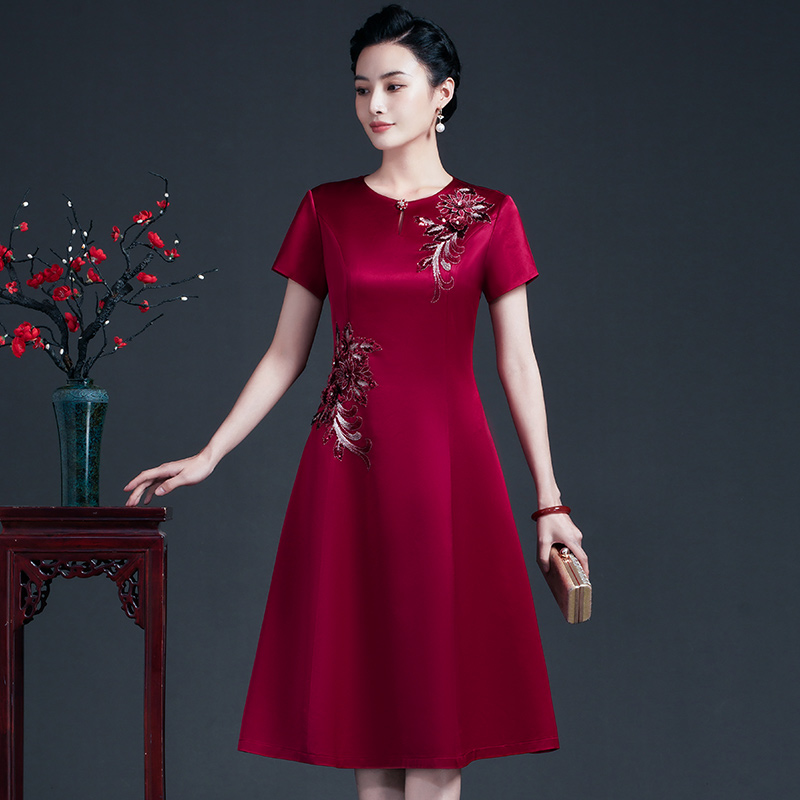 酒红色妈妈婚宴装改良新式
