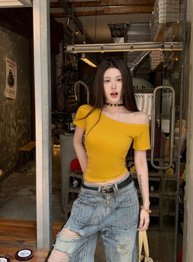 美式辣妹设计感小众黄色斜肩短袖T恤女夏季别致修身显瘦露肩上衣