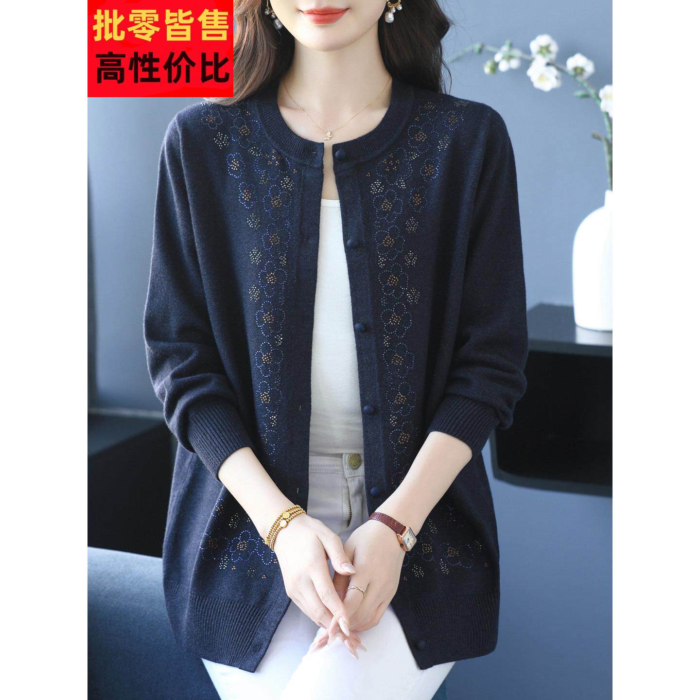 中老年妈妈春秋宽松外套洋气高贵针织开衫特大码女装绣花羊绒外搭