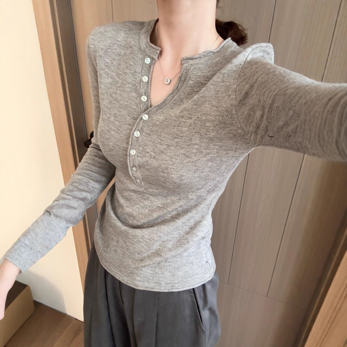 园园美衣设计感纽扣半开领细羊毛