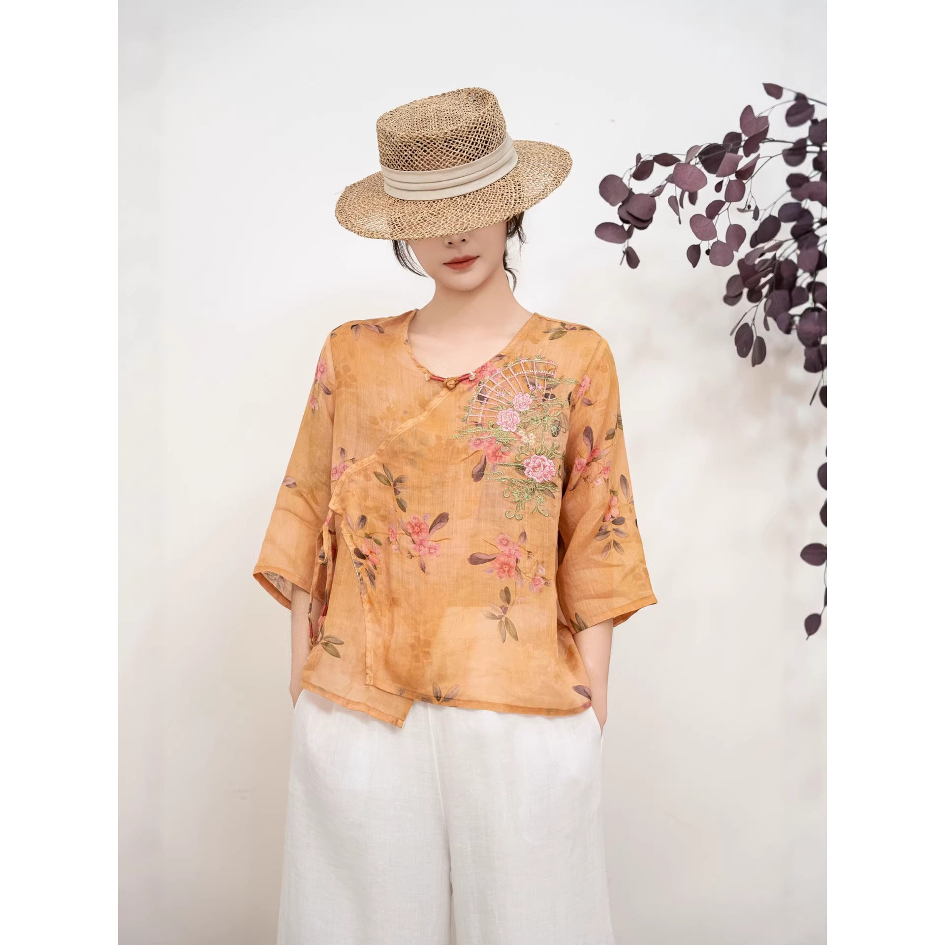 园园美衣小衫 2026夏季新款 气质复古印花套头V领半条刺绣上衣女
