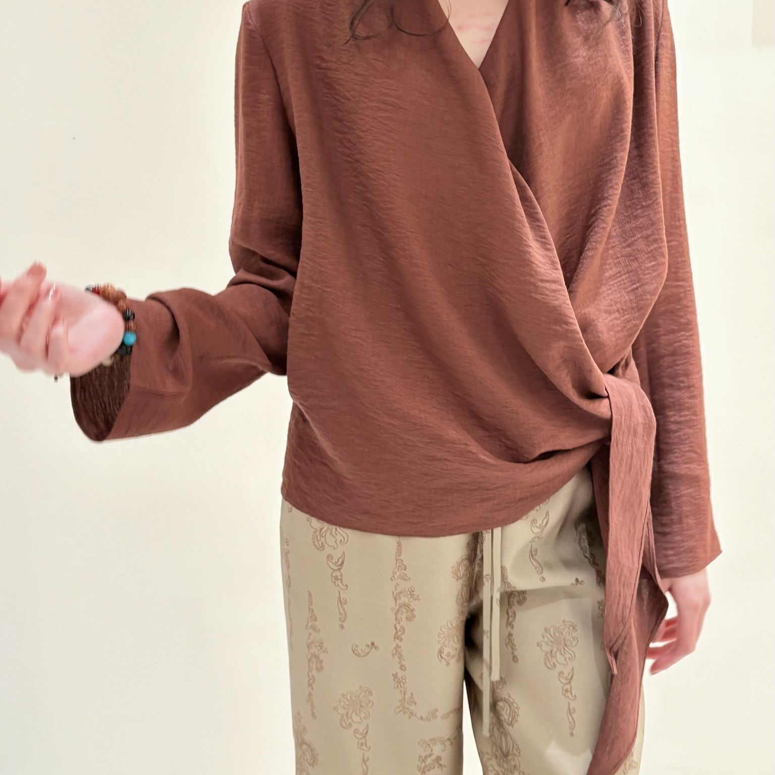 Aetna project | 红棕色垂褶右绑结衬衫