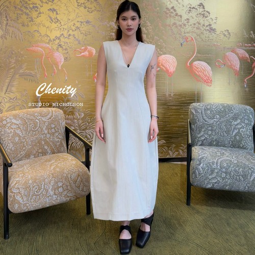 白色V领无袖背心连衣裙