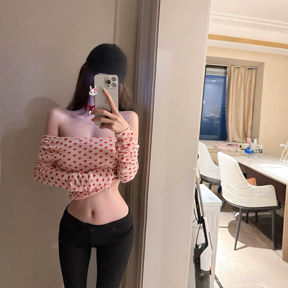 纯欲辣妹爱心印花一字领露肩性感短款紧身长袖T恤女露背绑带上衣