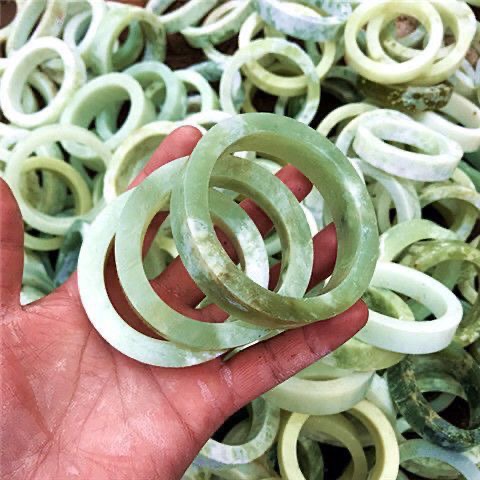 岫玉手镯岫玉带绿原石毛料手镯半成品坯子批量直销手镯片手镯毛坯