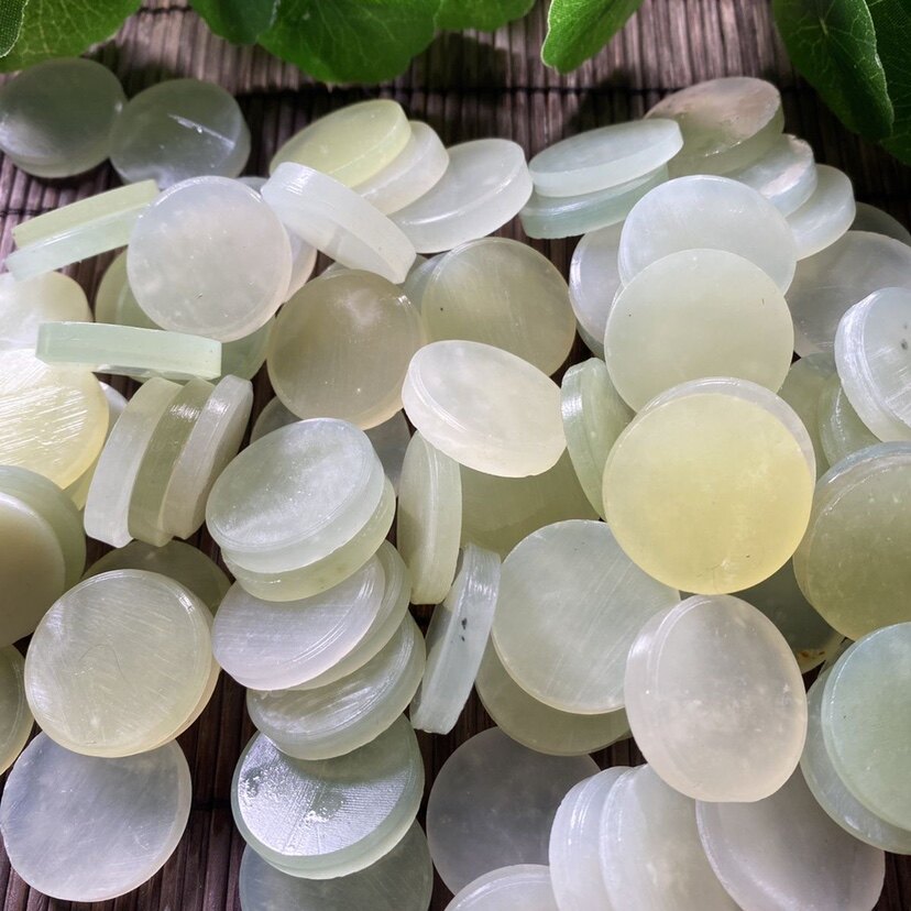 纯天然岫玉圆籽圆片小镯芯玉片辽宁玉床垫加工厂家枕链床垫未抛光