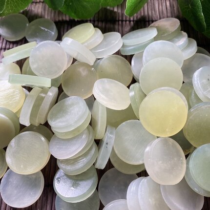 纯天然岫玉圆籽圆片小镯芯玉片辽宁玉床垫加工厂家枕链床垫未抛光