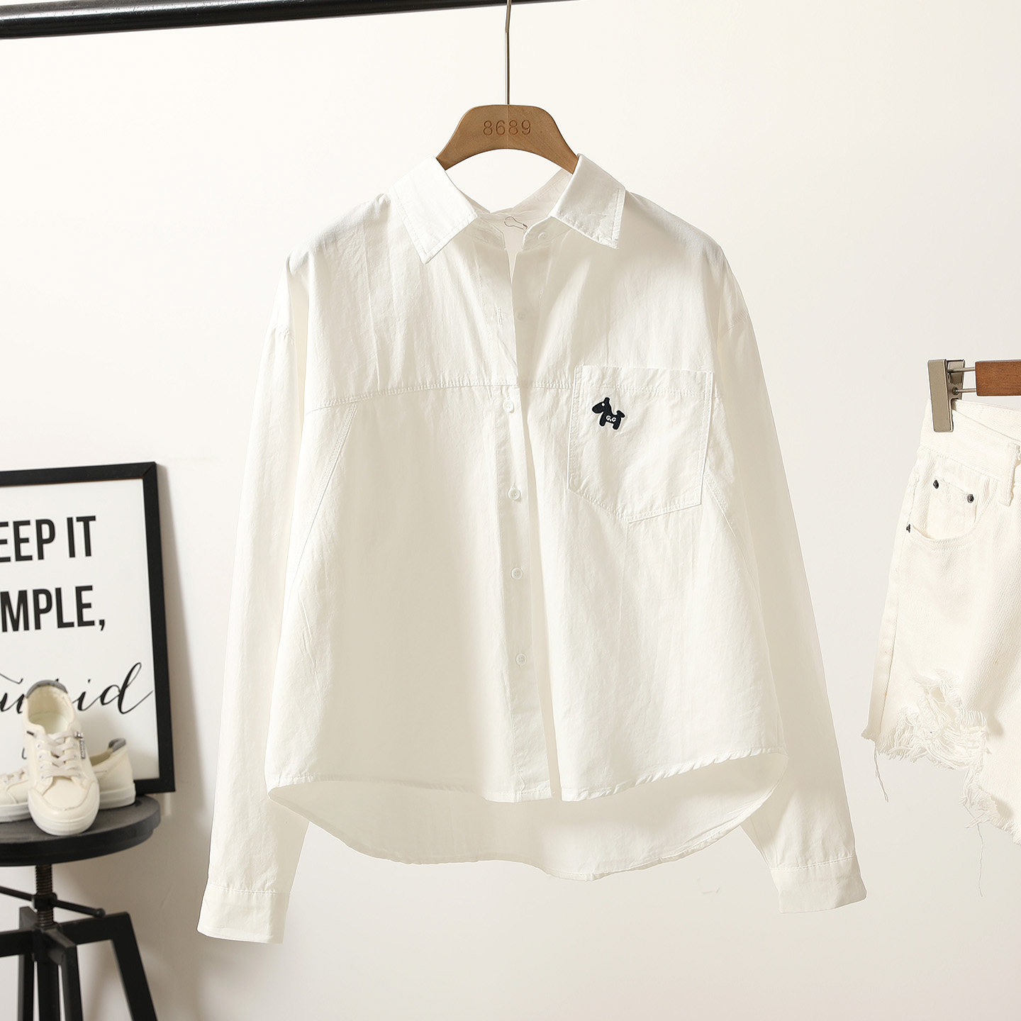 2026年早春新款白色polo领刺绣口袋长袖衬衫女宽松百搭休闲上衣潮