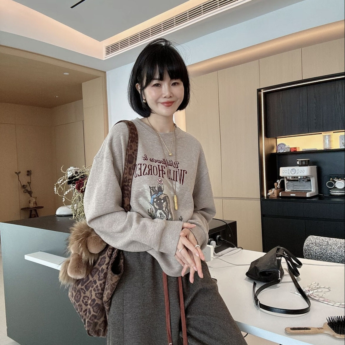 韩系巨好看时尚圆领无帽长袖卫衣女2025早秋新款时尚宽松减龄上衣