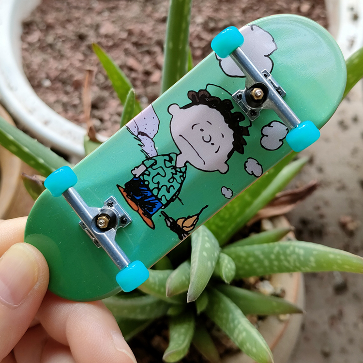 四轮双翘手指滑板10X3.2厘米塑料