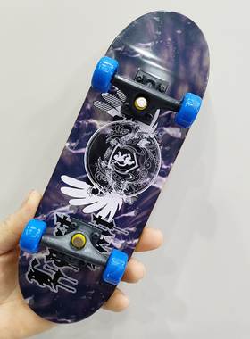 大手掌滑板22X6.8厘米背面彩色印刷正面贴黑色砂纸青少年学生四轮