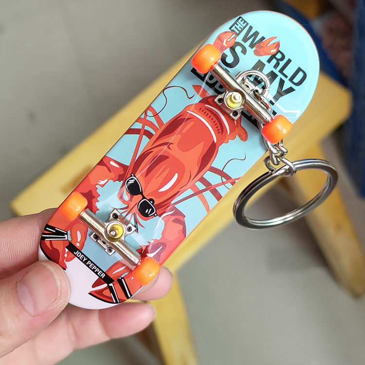 双翘手指滑板钥匙扣包挂塑料少年