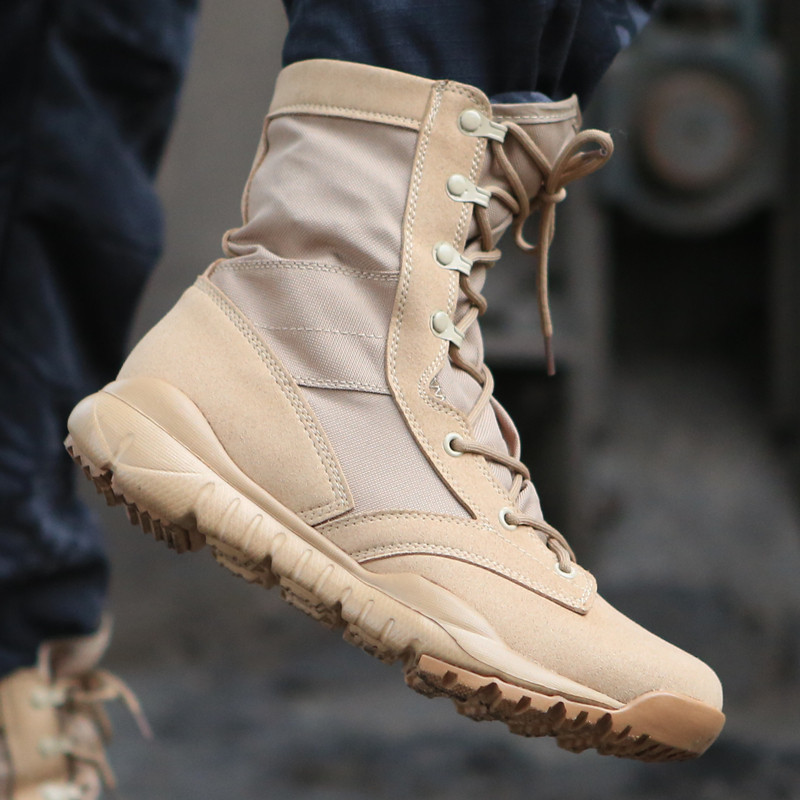 Boots militaires en Anti-fourrure - lumière - Ref 1398293 Image 1