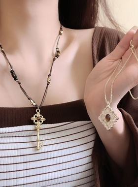 金色镂空菱形虎眼石钥匙吊坠项链女小众大气高档秋冬长款毛衣链