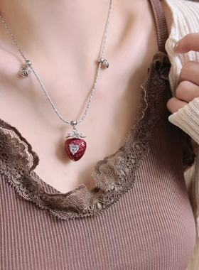 红色草莓爱心锆石吊坠项链女小众甜美少女秋冬百搭锁骨链毛衣链
