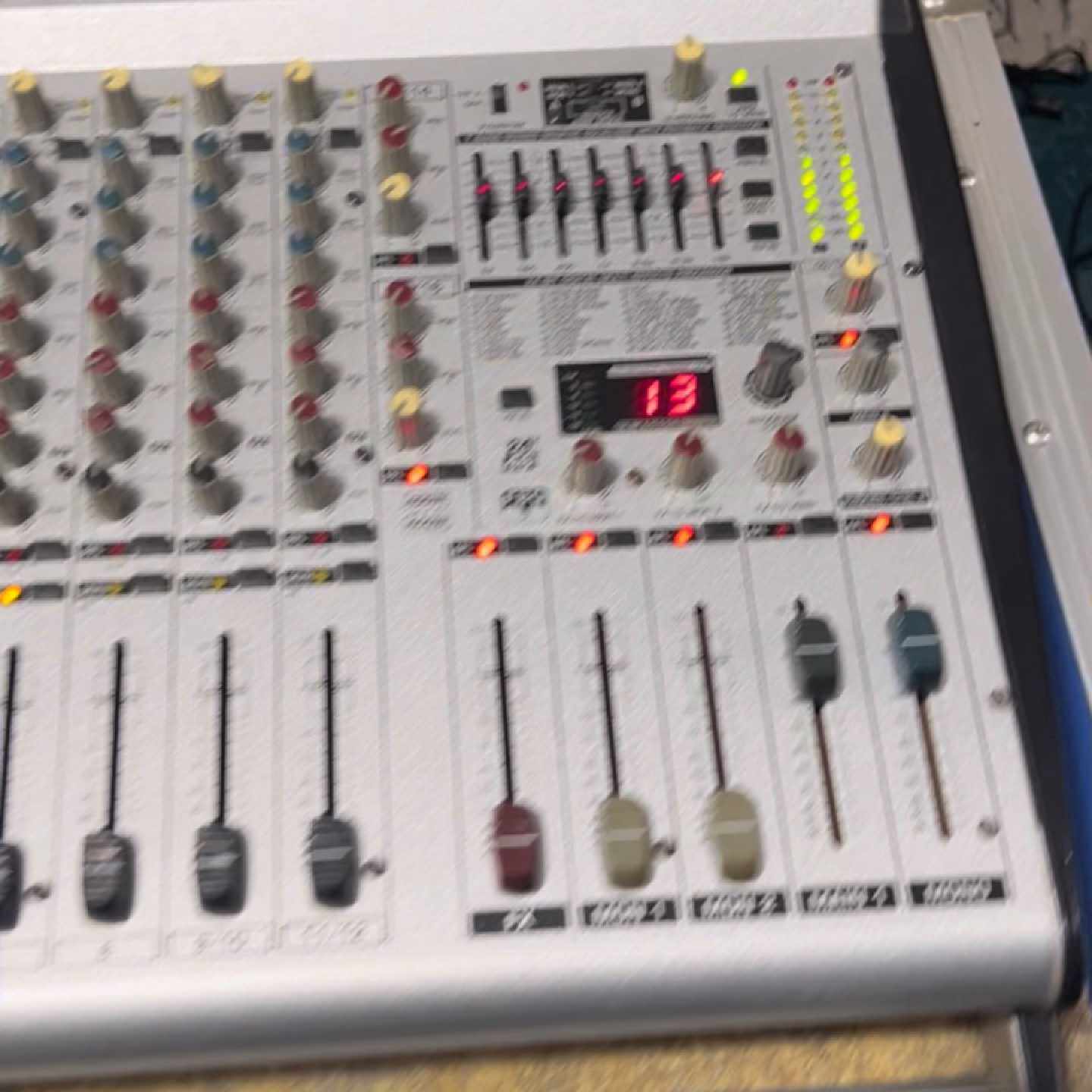 百灵达PMH-3000带功放效果器调音台 全好无修1280&mdash;议价