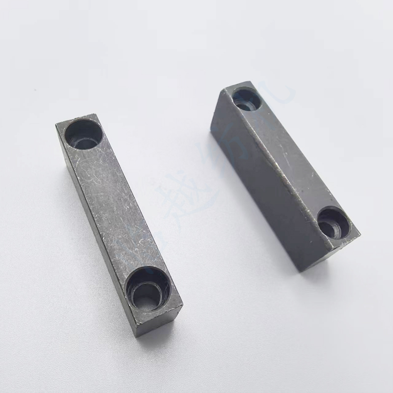 J1243-11010-00丰田卷布棍压块