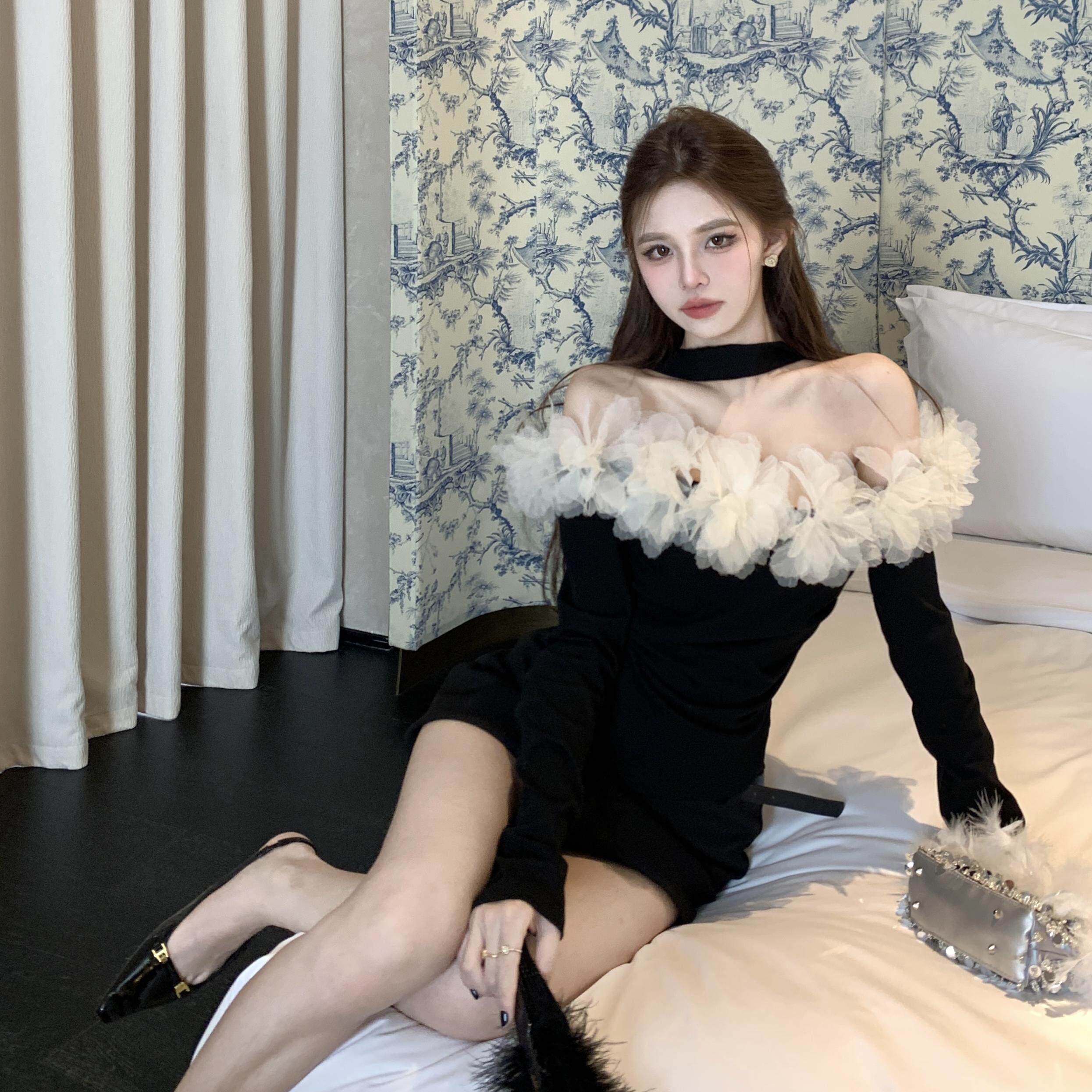2025春款辣妹一字领挂脖性感露肩上衣女复古花瓣拼接长袖小衫