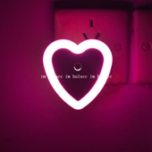 韩国少女心爱心光控小夜灯触碰发光 卧室节能灯插电爱心白粉光