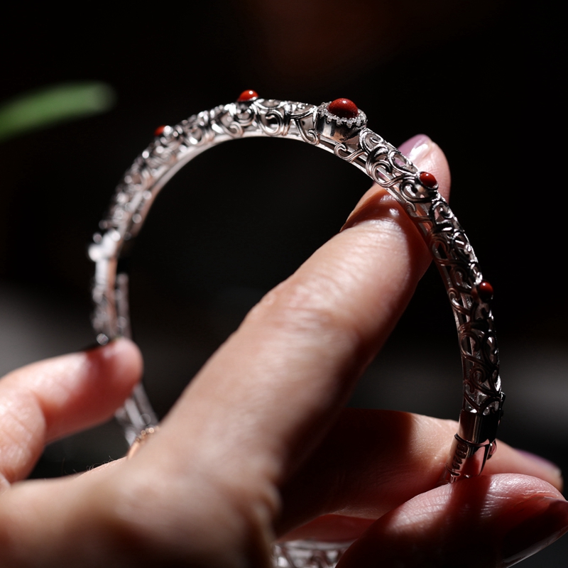 超仙的纯银南红玛瑙镂空镯子