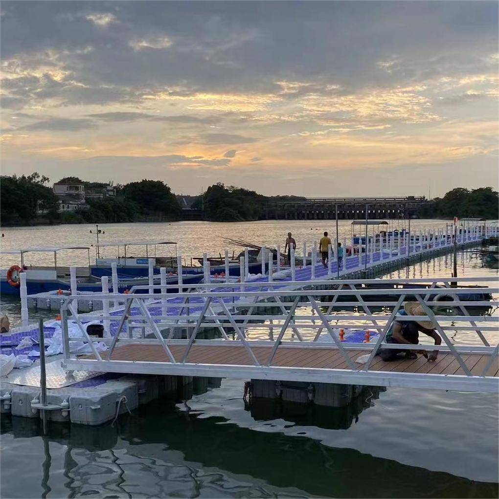 出租水上浮动平台 水上游泳池建设游艇停靠平台应用广泛多样化