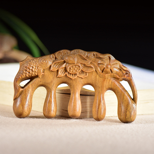 天然绿檀木年年有鱼荷花雕刻木梳宽齿经络按摩梳头疗刮痧王妃梳子