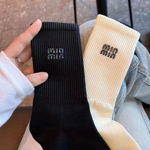 春夏简约轻奢棉袜中筒袜女黑白烫印字母高级感时尚 百搭无骨袜 经典