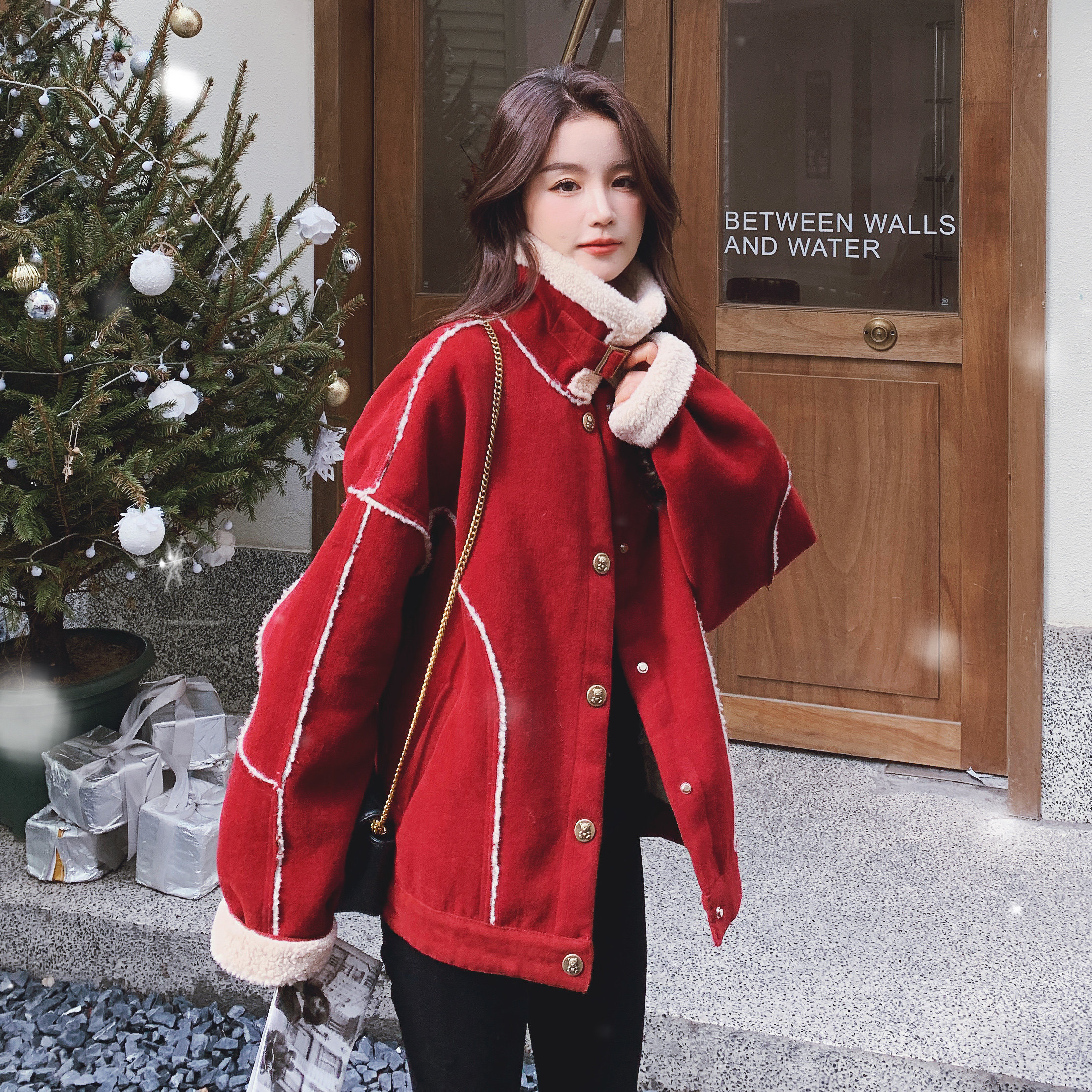 红色羊羔毛拼接短款外套女2023年新款炸街小个子加绒加厚棉衣棉袄，女装皮草，安雅