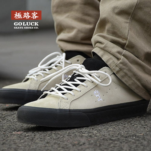 北斗星雾霾蓝耐磨减震滑板鞋