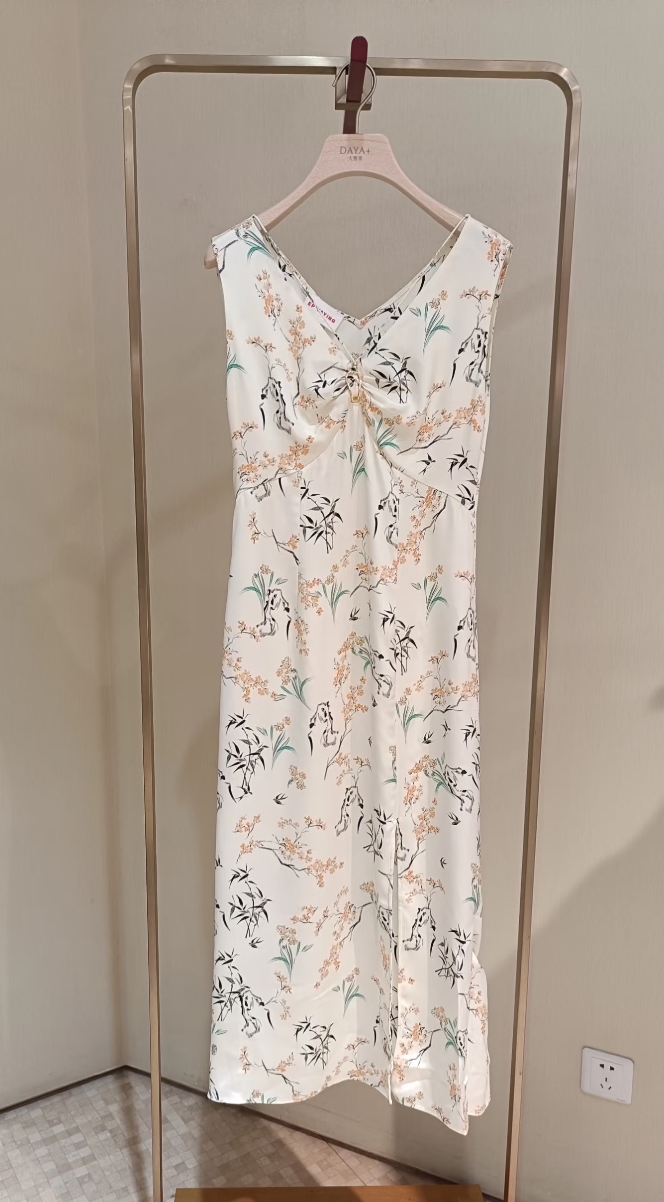 春夏款米色国风真丝重绉印花茶歇V领吊带连衣裙 EGJES4117A-3699