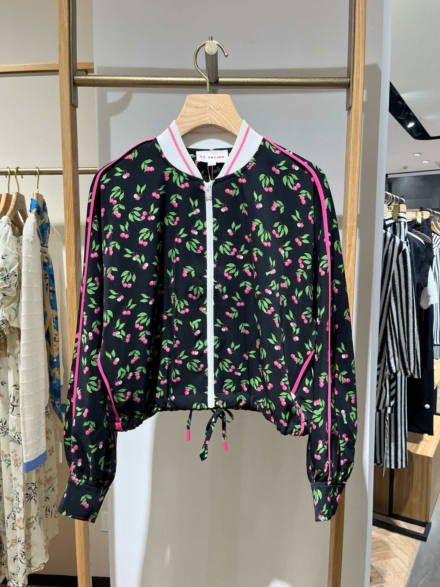 春夏款黑色可机洗樱桃印花抽绳短外套 EGJEA1249A-2199