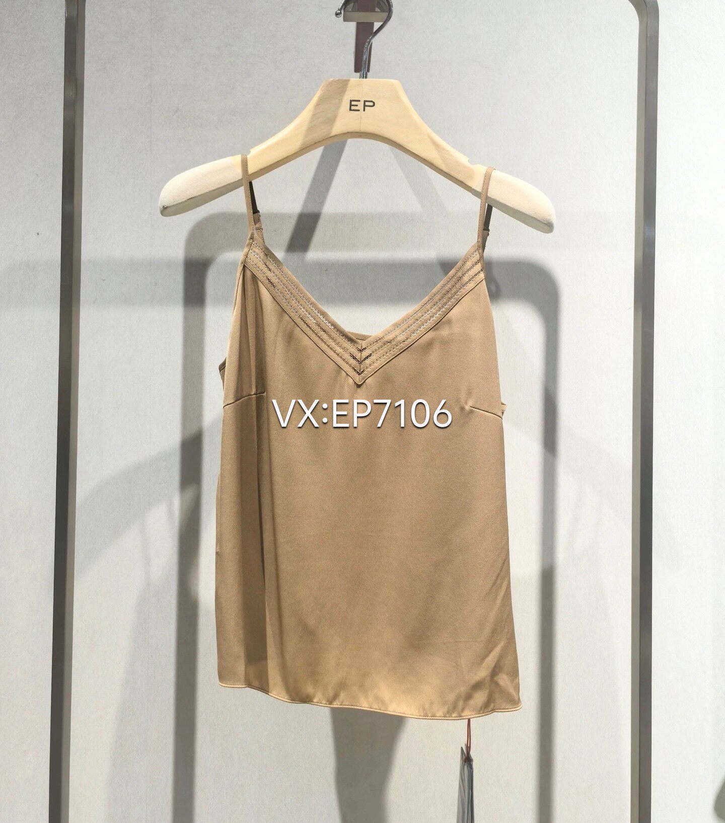 春夏款卡其色桑蚕丝V领纯色内搭吊带背心 EGKESA507A-1499
