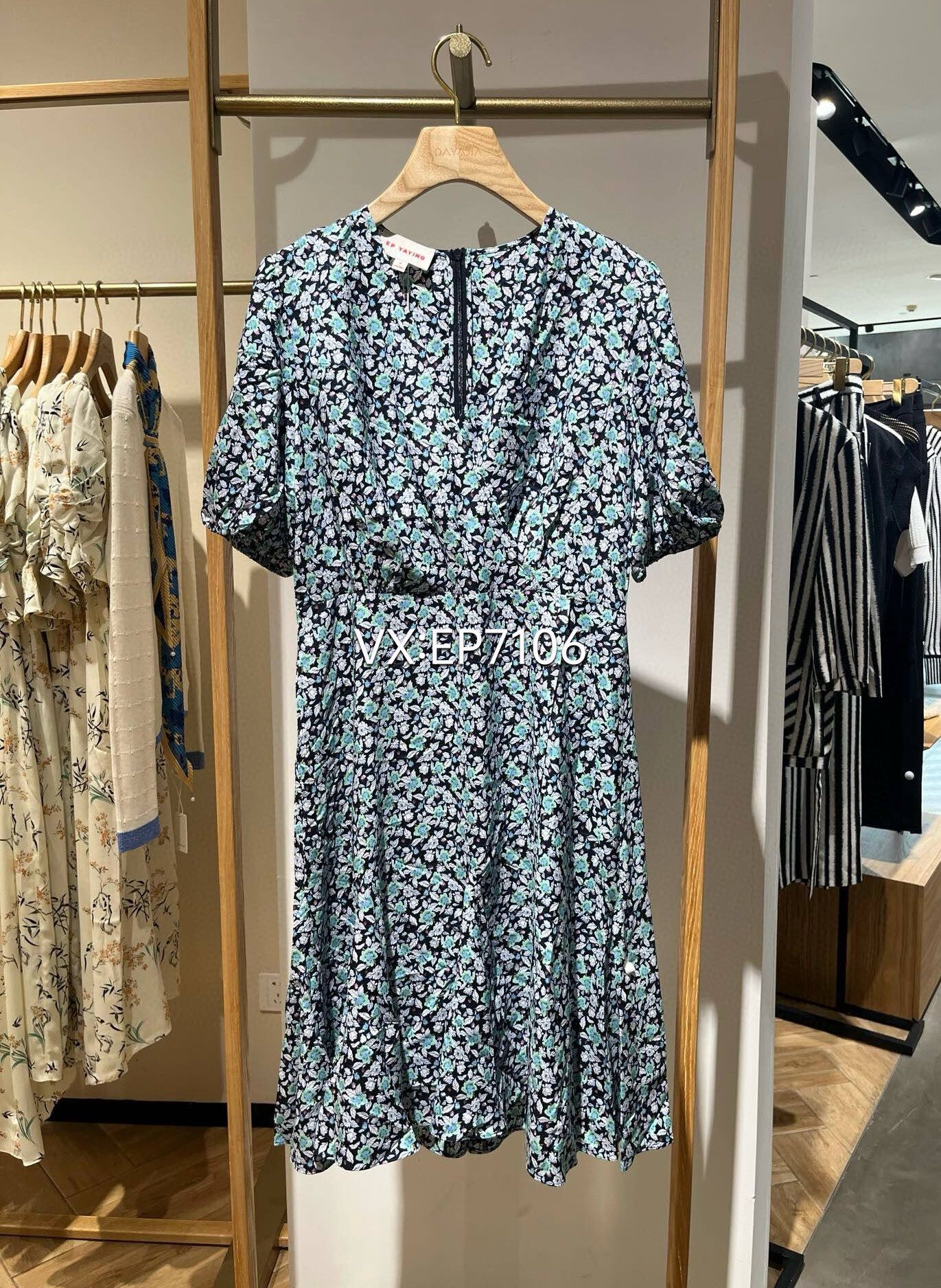 春夏款蓝色真丝碎花裙收腰泡泡袖显瘦连衣裙 EGJES4626B-4299