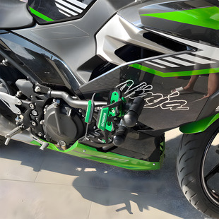 适用川崎NINJA400/250/650/300 Z400改装保险护杠水杯架水壶支架