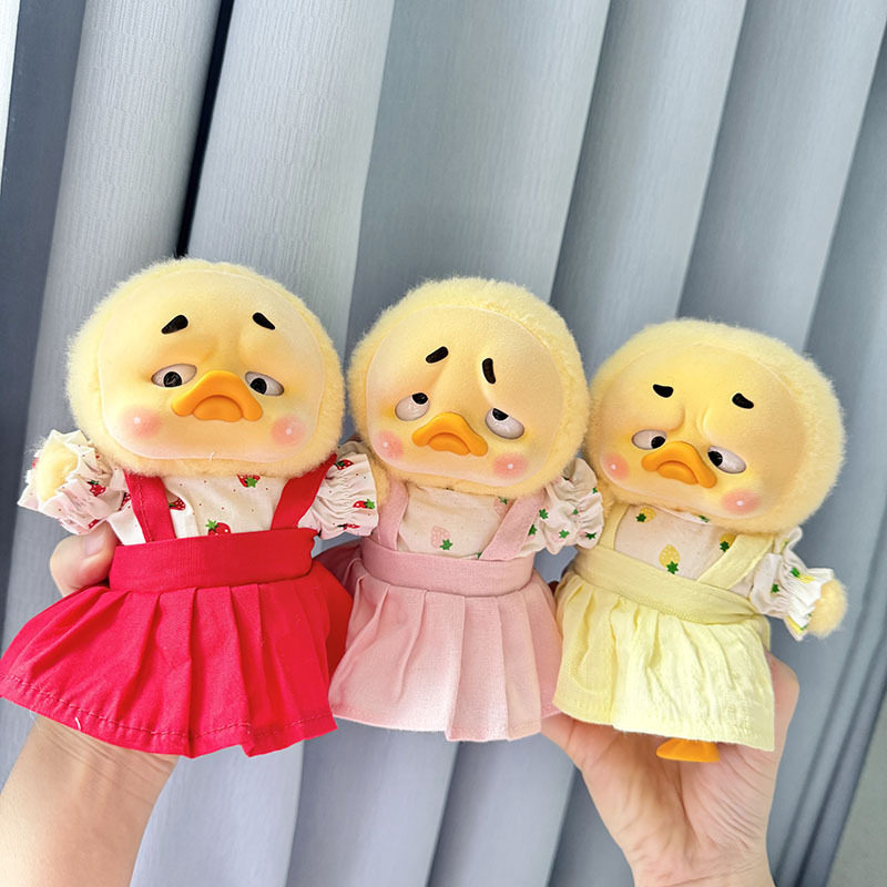 仅售娃衣】烦人鸭毛绒系列娃衣小黄鸭公仔衣服两件套背带草莓裙萌,模玩/动漫/周边/娃圈三坑/桌游,潮玩娃衣,淘宝优惠券,粉丝福利购,淘宝优惠卷