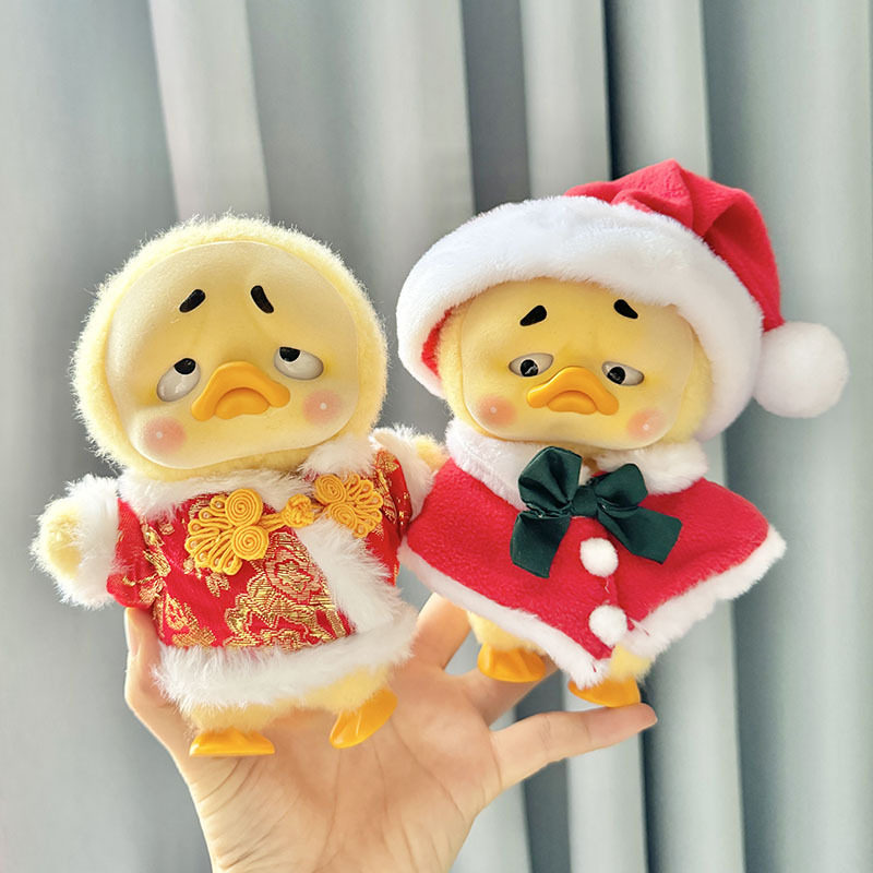 仅售娃衣】烦人鸭毛绒玩偶娃衣盲盒小黄鸭公仔衣服新年唐装披肩服,模玩/动漫/周边/娃圈三坑/桌游,潮玩娃衣,淘宝优惠券,粉丝福利购,淘宝优惠卷