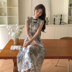 新中式国风碎花连衣裙女2025夏季新款法式飞飞袖高腰显瘦绝美长裙图片