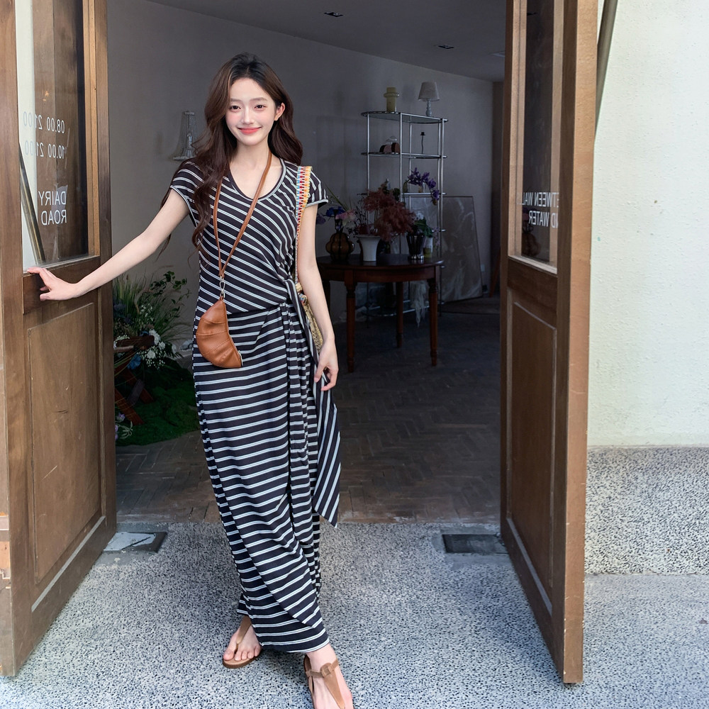 收腰显瘦气质冷淡风条纹连衣裙女夏季新款设计感休闲圆领t恤长裙图片