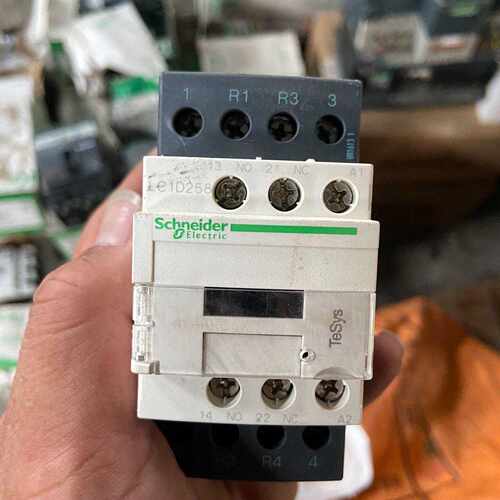 施耐德LC1D258E7C轻微使用痕迹柜子拆机的没有外包议价